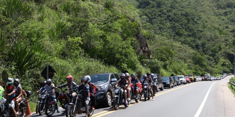 Prefeitura de São Sebastião informa lentidão no trânsito devido à volta do Réveillon