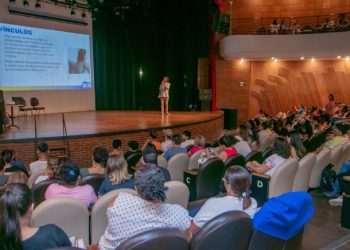 Profissionais de apoio à inclusão da rede municipal participam de palestras durante encontro técnico
