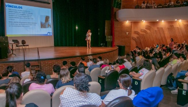 Profissionais de apoio à inclusão da rede municipal participam de palestras durante encontro técnico