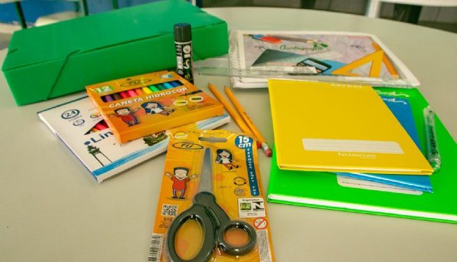 São Sebastião inicia entrega de kits escolares em unidades municipais de ensino