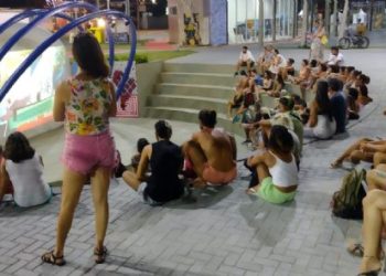 Público lota Concha Acústica da Praça Pôr do Sol em Mostra de Filmes – Histórias Caiçaras