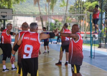 Encontro da Amizade reúne pessoas na melhor idade para praticar vôlei adaptado