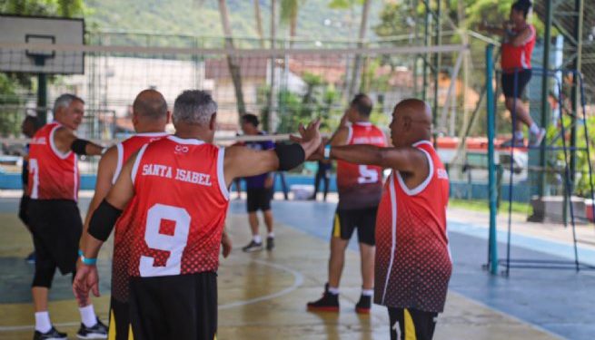 Encontro da Amizade reúne pessoas na melhor idade para praticar vôlei adaptado