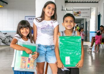 Unidades municipais de ensino distribuem kits escolares