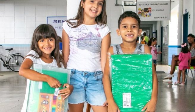 Unidades municipais de ensino distribuem kits escolares
