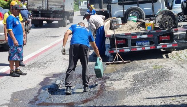 Operação tapa-buracos é realizada na Rodovia Dr. Manoel Hipólito do Rêgo (SP-55)