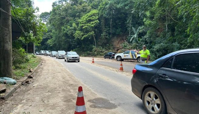 Cai de nove para seis pontos de interdições na Rodovia Rio-Santos (SP-055) em trechos de São Sebastião