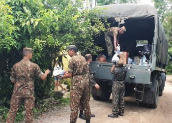 Ação entre Prefeitura e Exército distribui mantimentos para comunidade de Camburi 