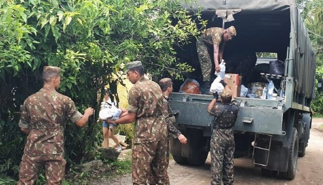 Ação entre Prefeitura e Exército distribui mantimentos para comunidade de Camburi 