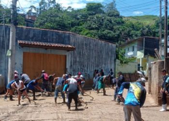 Bairros afetados pela tempestade passam por serviços de limpeza geral em ação conjunta de governos 