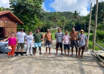 Prefeitura entrega cartilha com orientações sobre legislação e meio ambiente para pescadores do município