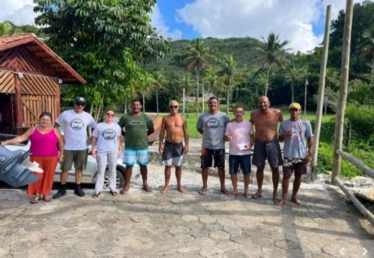 Prefeitura entrega cartilha com orientações sobre legislação e meio ambiente para pescadores do município