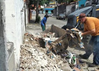 Oito caminhões de materiais inservíveis são retirados do bairro Topolândia e região