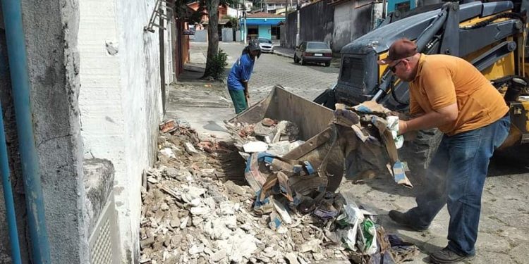 Oito caminhões de materiais inservíveis são retirados do bairro Topolândia e região