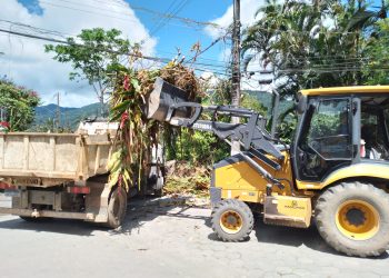 Operação cata-cata resulta em seis caminhões de materiais inservíveis no bairro Boiçucanga