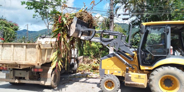 Operação cata-cata resulta em seis caminhões de materiais inservíveis no bairro Boiçucanga