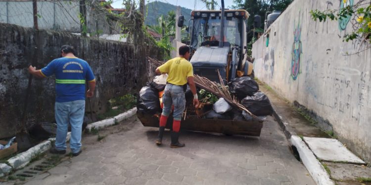 Ruas passam por ações de limpeza geral no bairro Boiçucanga