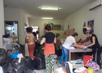 Voluntários auxiliam Fundo Social na separação de donativos