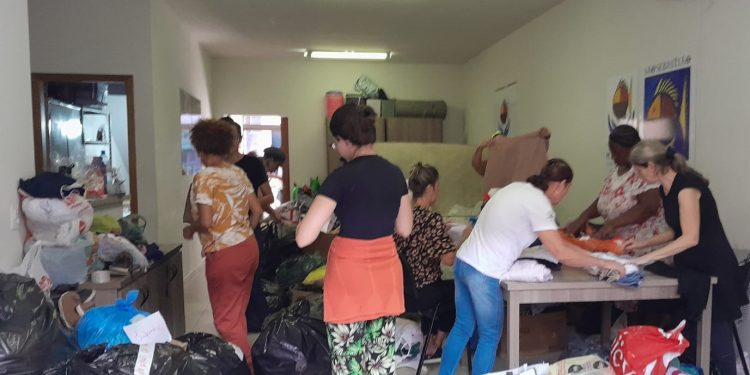 Voluntários auxiliam Fundo Social na separação de donativos