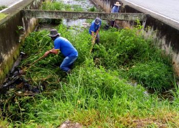 Canal da Rua Oscar Niemayer e rio Perequê passam por serviços de limpeza e desassoreamento