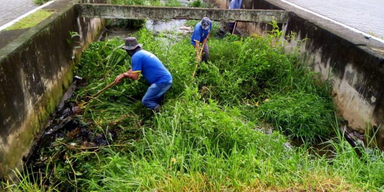 Canal da Rua Oscar Niemayer e rio Perequê passam por serviços de limpeza e desassoreamento