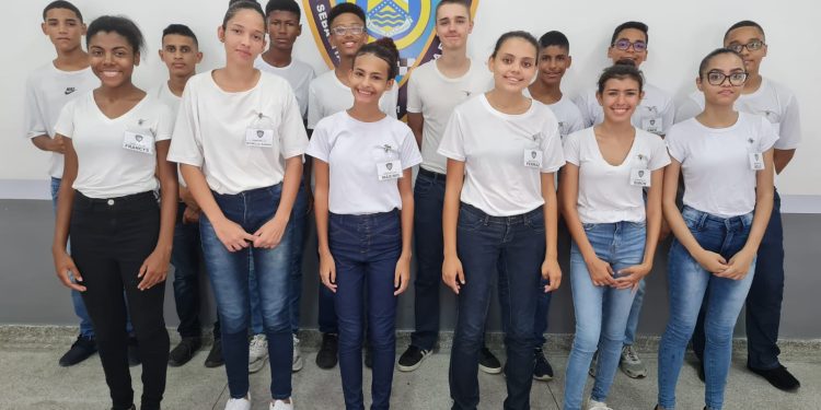 Jovens aprovados em processo seletivo iniciam Curso de Formação de Guarda Mirim   