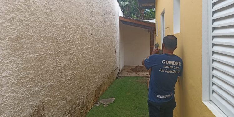 Prefeitura de São Sebastião atende famílias afetadas por enchente provocada pela chuva da madrugada