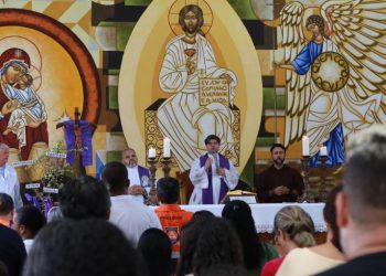 Felipe Augusto participa da missa em homenagem às vítimas das chuvas e faz balanço de uma semana após desastre