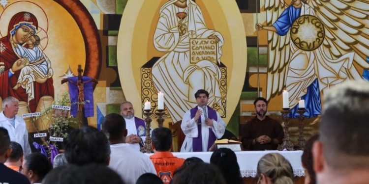 Felipe Augusto participa da missa em homenagem às vítimas das chuvas e faz balanço de uma semana após desastre