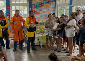 Felipe Augusto visita abrigos e faz apelo para que as vítimas das chuvas não retornem para as suas casas