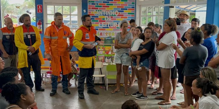 Felipe Augusto visita abrigos e faz apelo para que as vítimas das chuvas não retornem para as suas casas