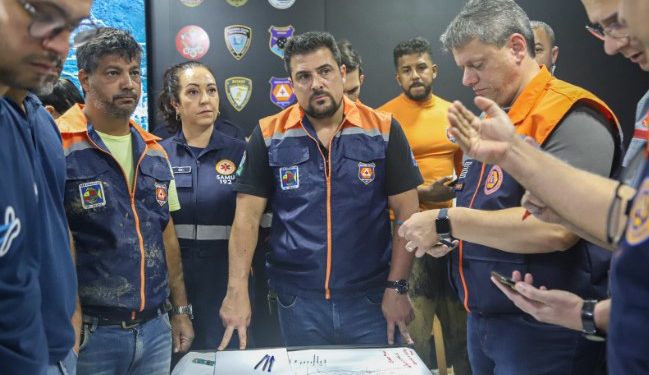 Governador Tarcísio de Freitas visita às áreas afetadas pelas chuvas em São Sebastião