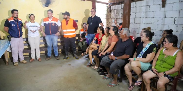 Governo Estadual e Municipal debate medidas para setor hoteleiro receber desabrigados