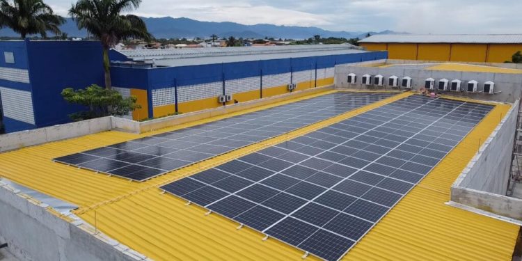 Prefeitura de São Sebastião instala painéis solares no auditório e na escola Prof.ª Cynthia Cliquet Luciano