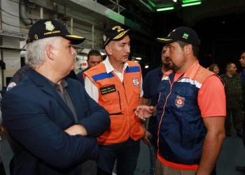 Navio Hospital de Campanha da Marinha chega em São Sebastião para dar apoio às vítimas do temporal e ministro destaca retirada das encostas