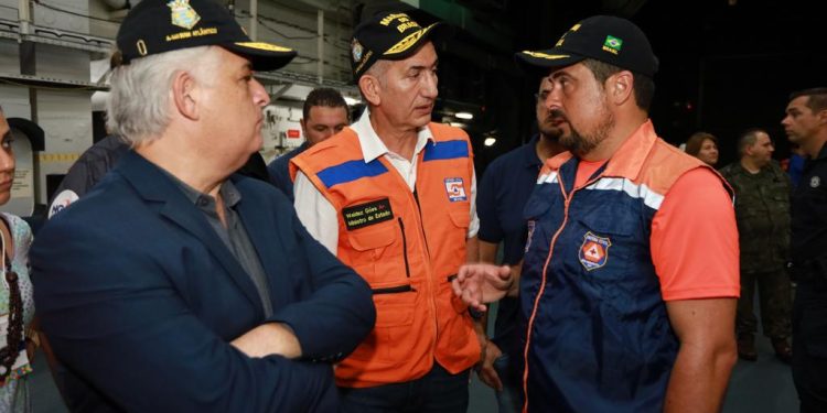 Navio Hospital de Campanha da Marinha chega em São Sebastião para dar apoio às vítimas do temporal e ministro destaca retirada das encostas