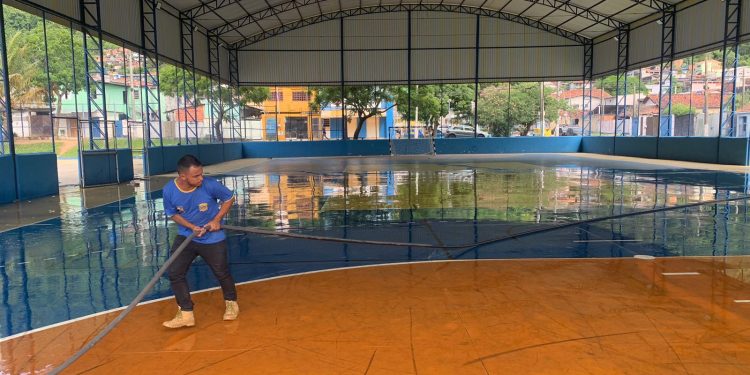 Prefeitura efetua trabalho de manutenção e limpeza de espaços esportivos