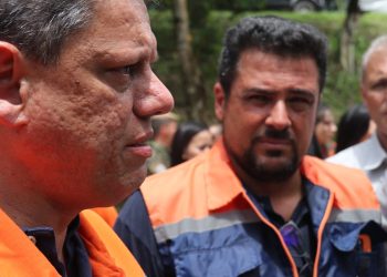 Governador enfatiza empenho do prefeito de São Sebastião em solucionar problemas da catástrofe