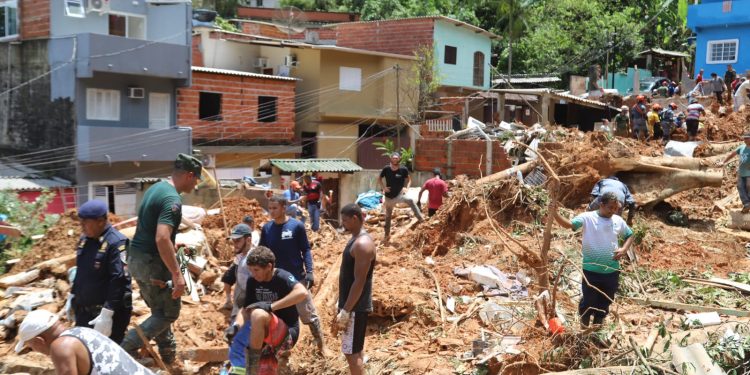 Justiça concede liminar para retirar moradores de áreas de risco em São Sebastião