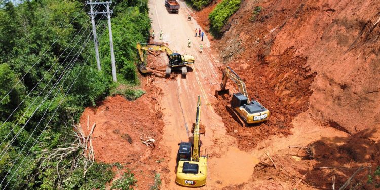 Bertioga auxilia São Sebastião na desobstrução do km 174 da Rio-Santos