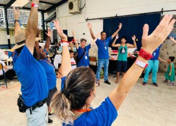 Crianças abrigadas em escola da Barra do Sahy participam de atividades terapêuticas 