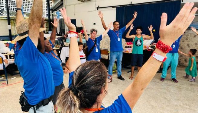 Crianças abrigadas em escola da Barra do Sahy participam de atividades terapêuticas 