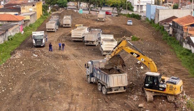 Prefeitura iniciou terraplenagem em terrenos na Topolândia e Vila Sahy para construção de casas às vítimas da chuva