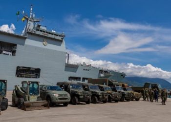 Navio da Marinha do Brasil retorna para São Sebastião após reabastecimento
