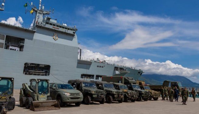 Navio da Marinha do Brasil retorna para São Sebastião após reabastecimento