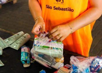 Fundo Social de São Sebastião entrega kits de higiene femininos no CRAS da Topolândia