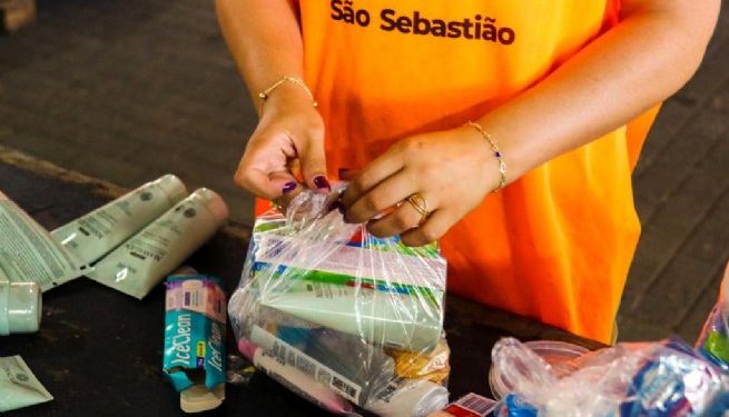 Fundo Social de São Sebastião entrega kits de higiene femininos no CRAS da Topolândia