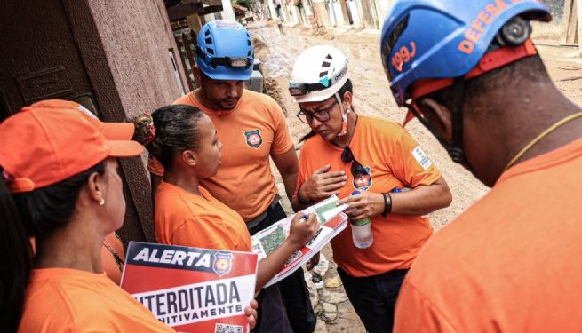 Defesa Civil de São Sebastião orienta comunidade sobre identificação de casas danificadas