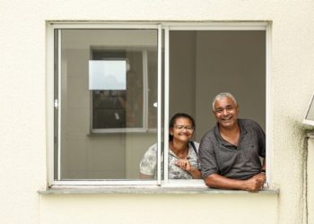 Famílias de São Sebastião atingidas por temporal recebem chaves de apartamentos em Bertioga