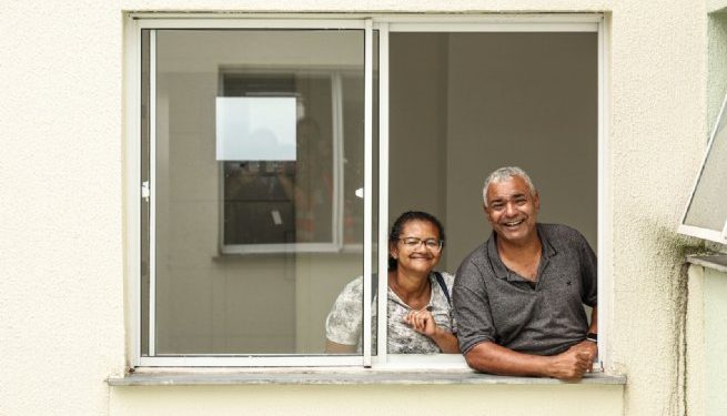 Famílias de São Sebastião atingidas por temporal recebem chaves de apartamentos em Bertioga